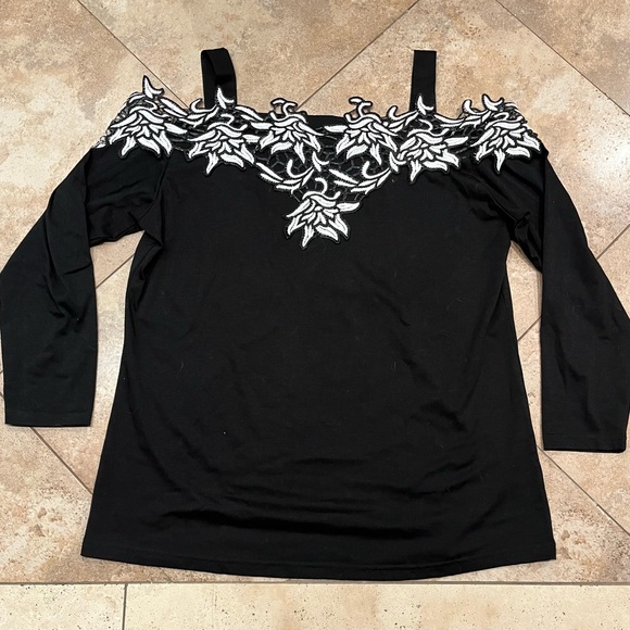 NWOT-Off the Shoulder Tunic Blouse ~Size XL~Cotton-Straps-Black w/White Flowers - Picture 2 of 6